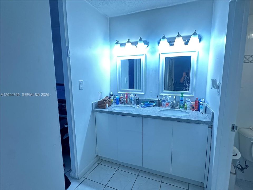For Rent: $2,300 (1 beds, 2 baths, 918 Square Feet)