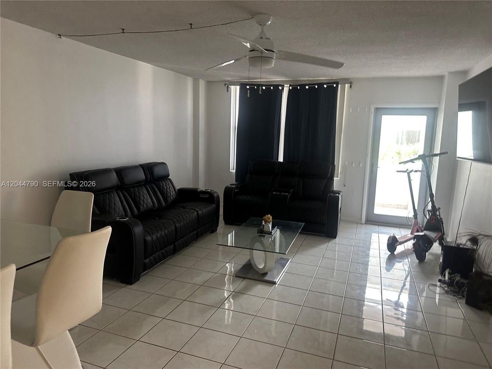 For Rent: $2,300 (1 beds, 2 baths, 918 Square Feet)