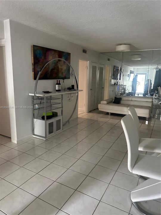 For Rent: $2,300 (1 beds, 2 baths, 918 Square Feet)