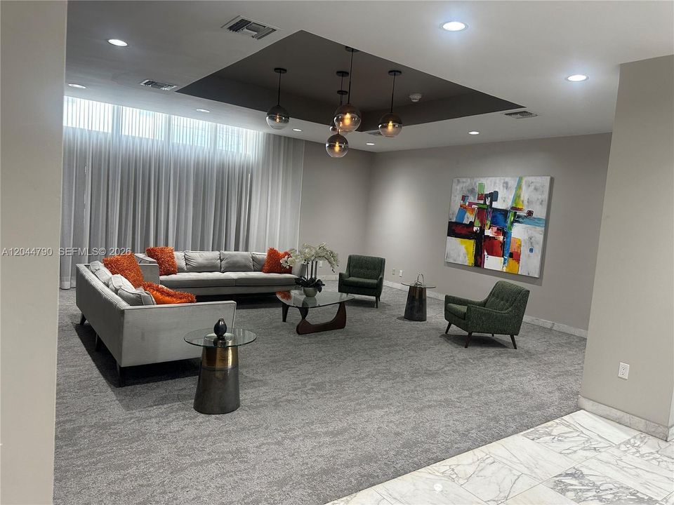 For Rent: $2,300 (1 beds, 2 baths, 918 Square Feet)
