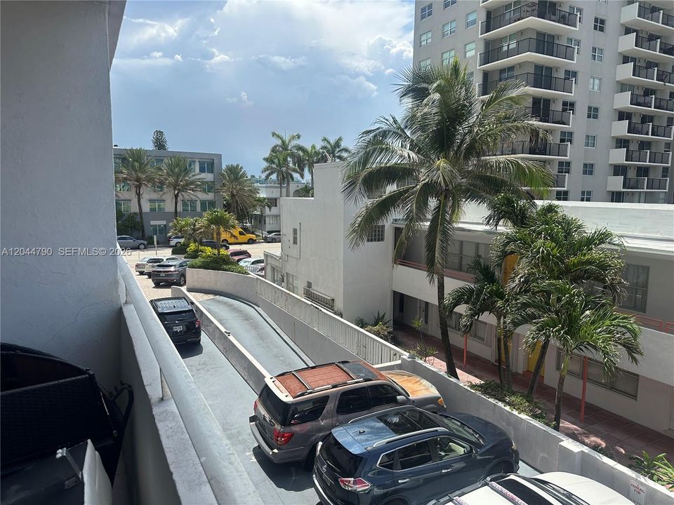 For Rent: $2,300 (1 beds, 2 baths, 918 Square Feet)