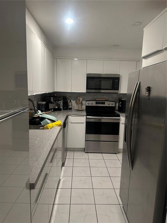 For Rent: $2,300 (1 beds, 2 baths, 918 Square Feet)