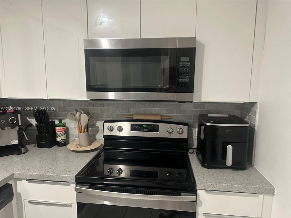 For Rent: $2,300 (1 beds, 2 baths, 918 Square Feet)