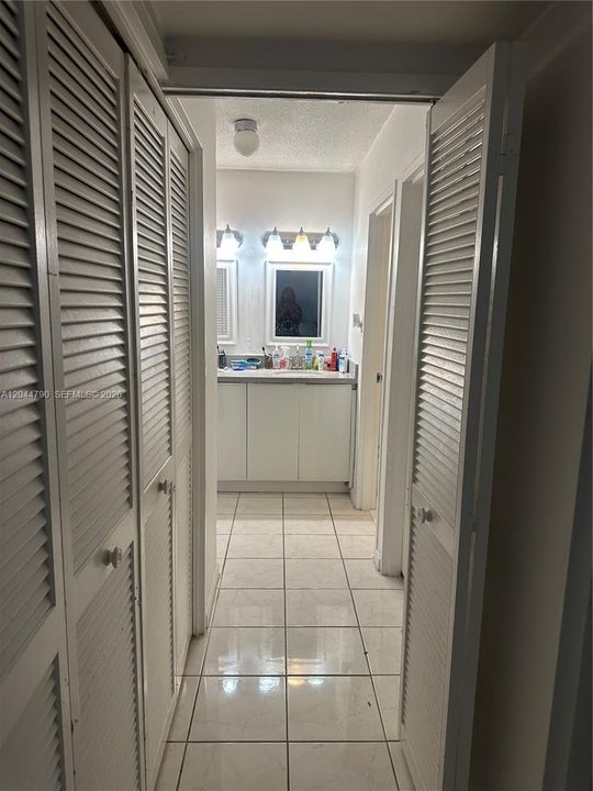 For Rent: $2,300 (1 beds, 2 baths, 918 Square Feet)