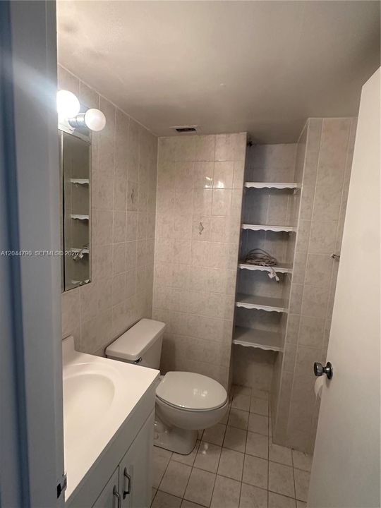 For Rent: $2,300 (1 beds, 2 baths, 918 Square Feet)