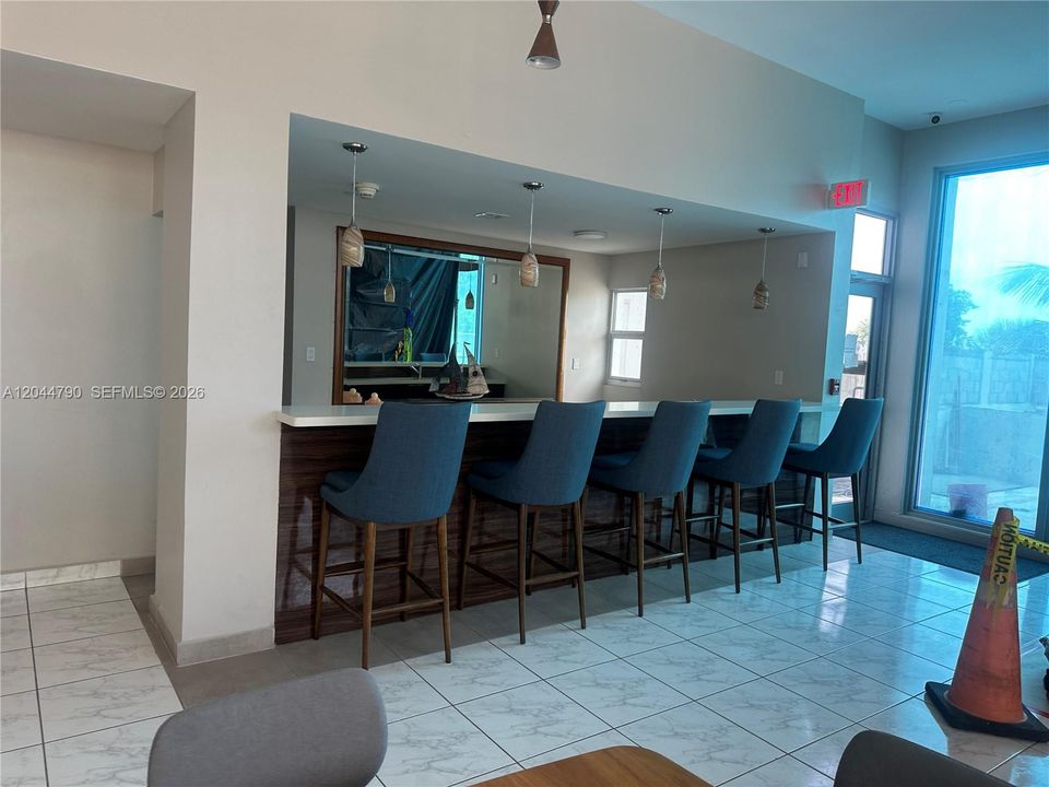 For Rent: $2,300 (1 beds, 2 baths, 918 Square Feet)