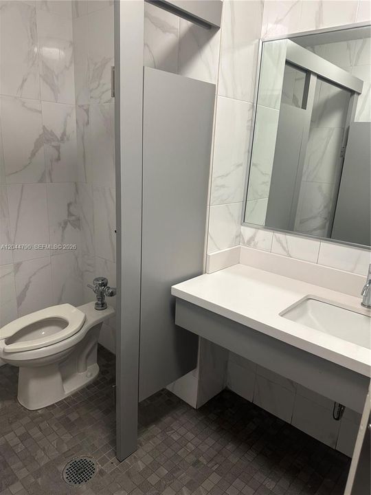 For Rent: $2,300 (1 beds, 2 baths, 918 Square Feet)