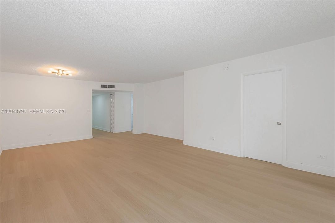 LIVING / DINING