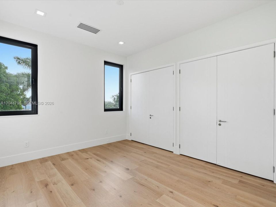 For Sale: $5,995,000 (7 beds, 7 baths, 5975 Square Feet)