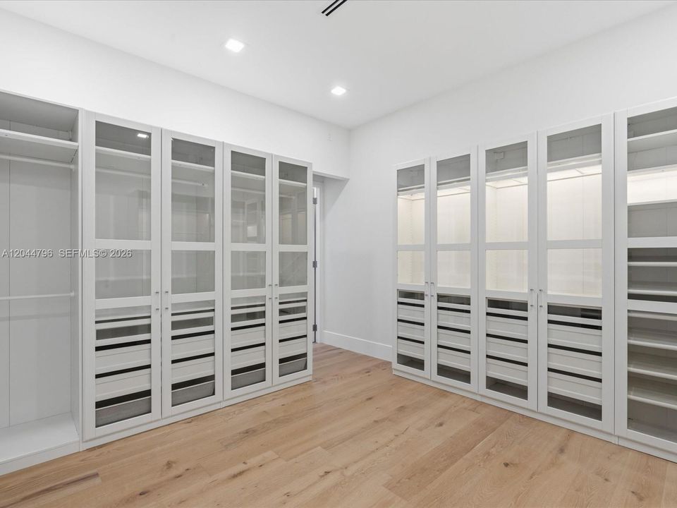 For Sale: $5,995,000 (7 beds, 7 baths, 5975 Square Feet)