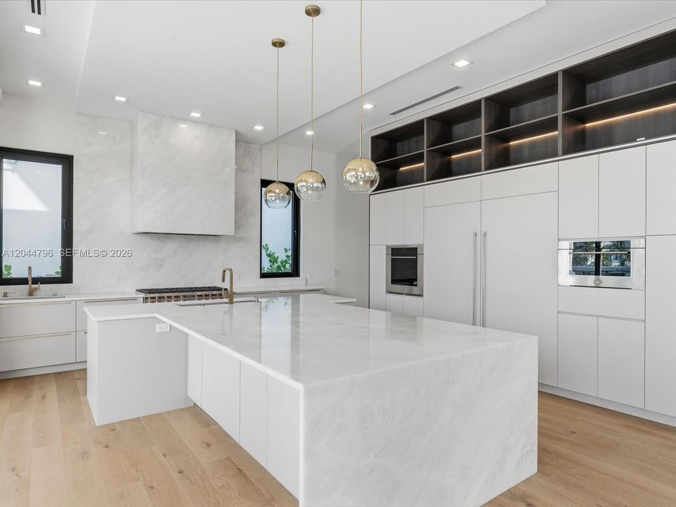 For Sale: $5,995,000 (7 beds, 7 baths, 5975 Square Feet)