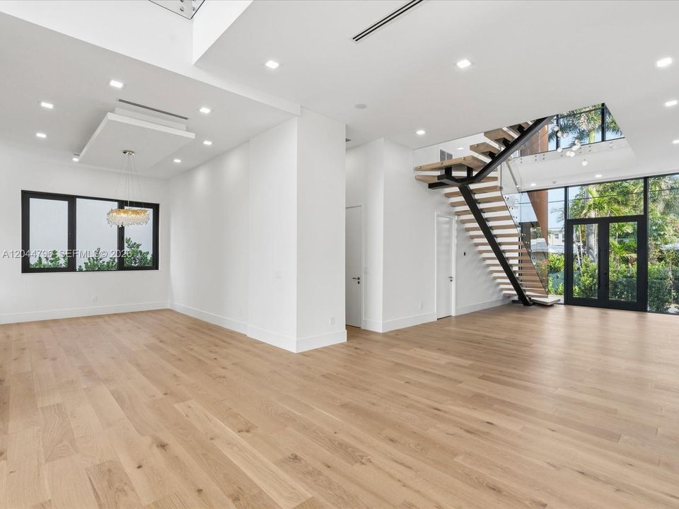 For Sale: $5,995,000 (7 beds, 7 baths, 5975 Square Feet)