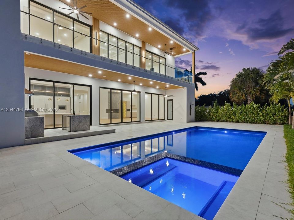 For Sale: $5,995,000 (7 beds, 7 baths, 5975 Square Feet)