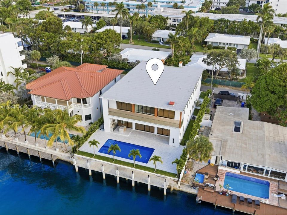 For Sale: $5,995,000 (7 beds, 7 baths, 5975 Square Feet)