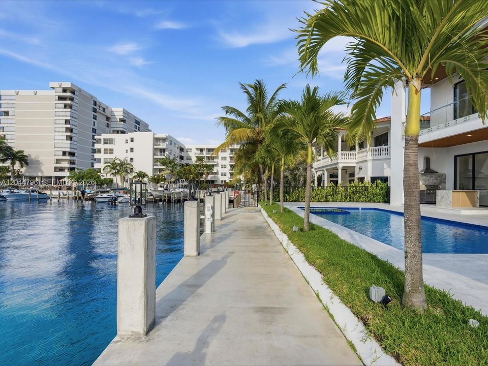 For Sale: $5,995,000 (7 beds, 7 baths, 5975 Square Feet)