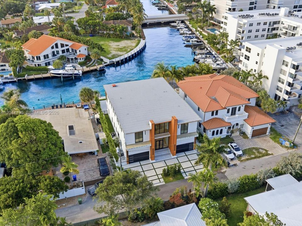 For Sale: $5,995,000 (7 beds, 7 baths, 5975 Square Feet)