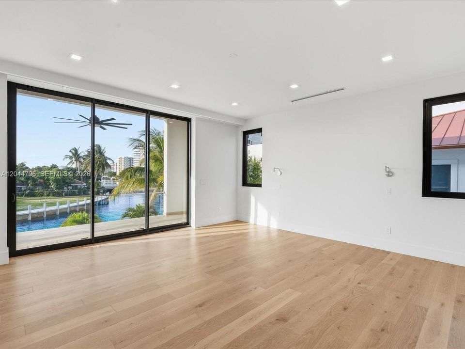 For Sale: $5,995,000 (7 beds, 7 baths, 5975 Square Feet)
