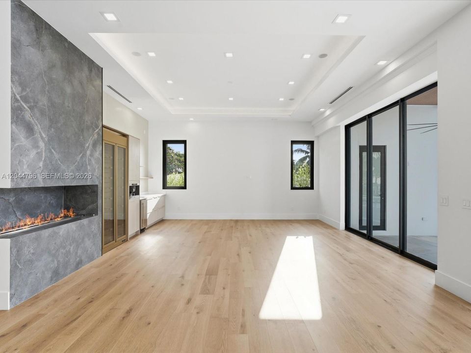 For Sale: $5,995,000 (7 beds, 7 baths, 5975 Square Feet)