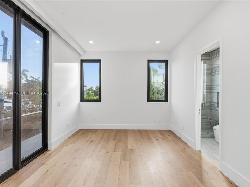 For Sale: $5,995,000 (7 beds, 7 baths, 5975 Square Feet)