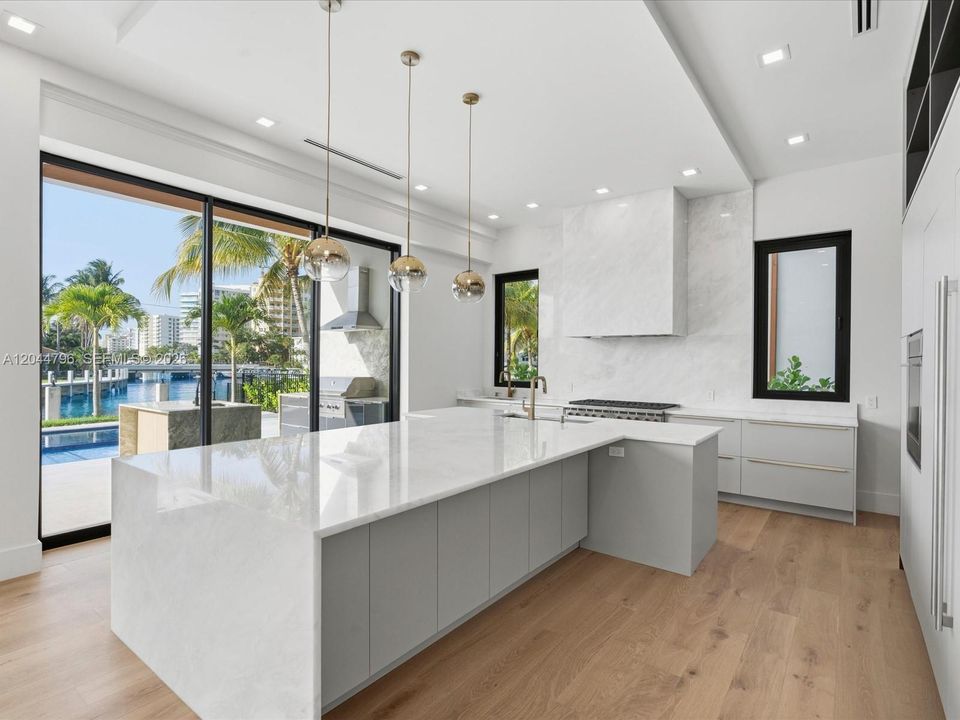 For Sale: $5,995,000 (7 beds, 7 baths, 5975 Square Feet)
