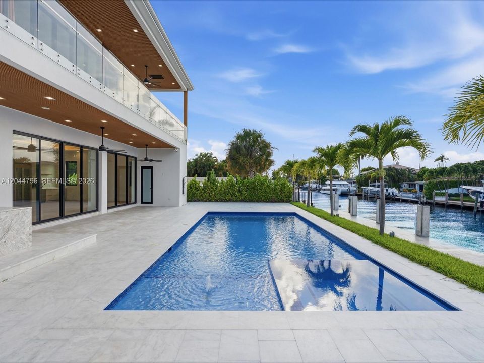 For Sale: $5,995,000 (7 beds, 7 baths, 5975 Square Feet)