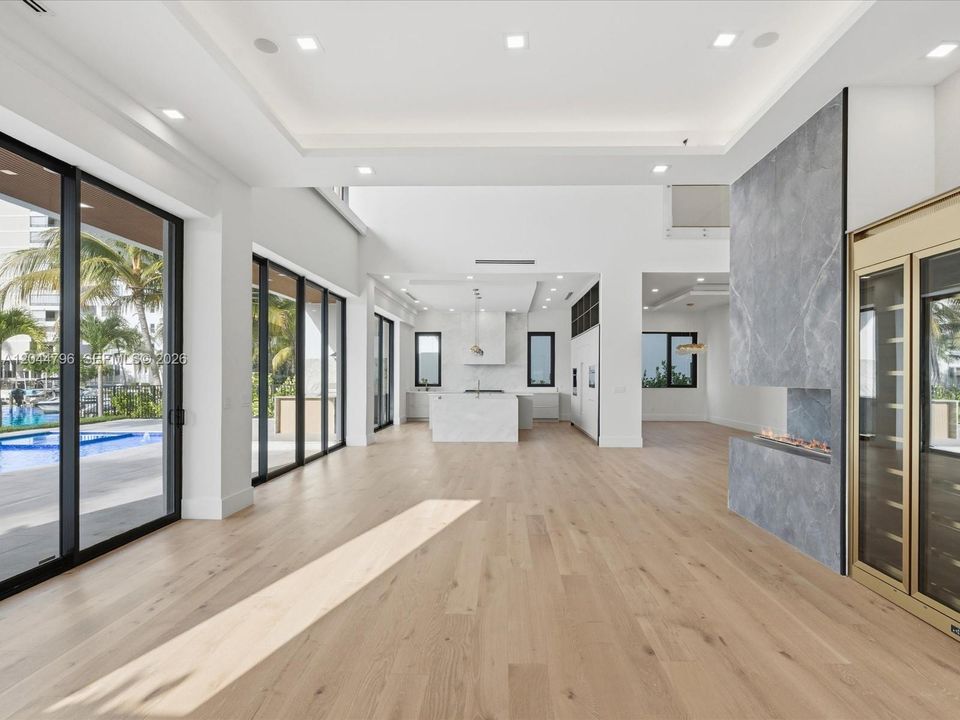 For Sale: $5,995,000 (7 beds, 7 baths, 5975 Square Feet)