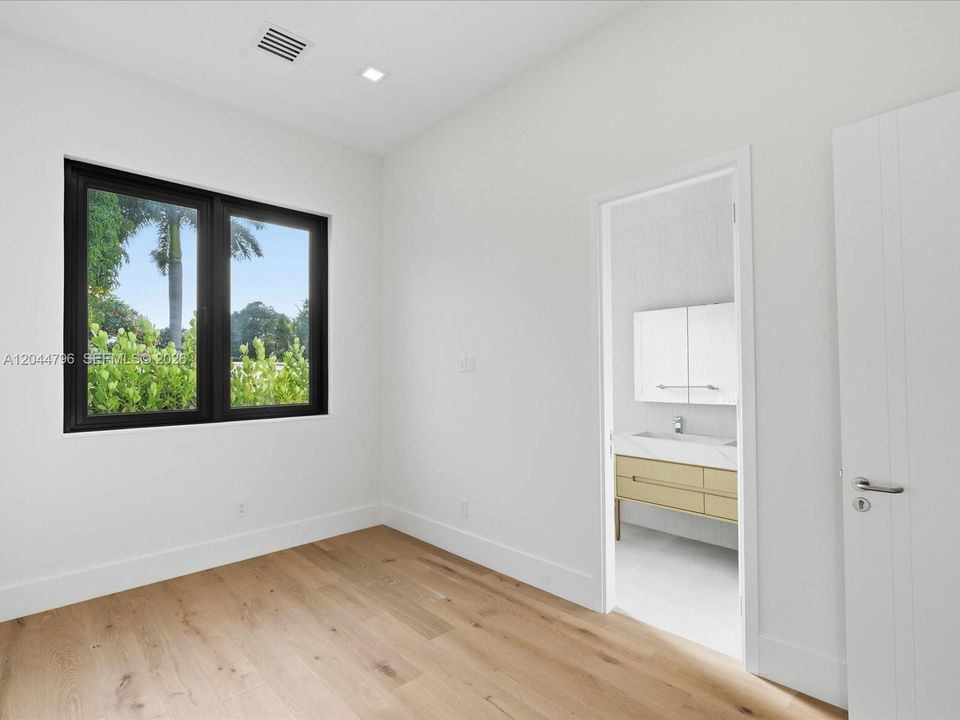 For Sale: $5,995,000 (7 beds, 7 baths, 5975 Square Feet)