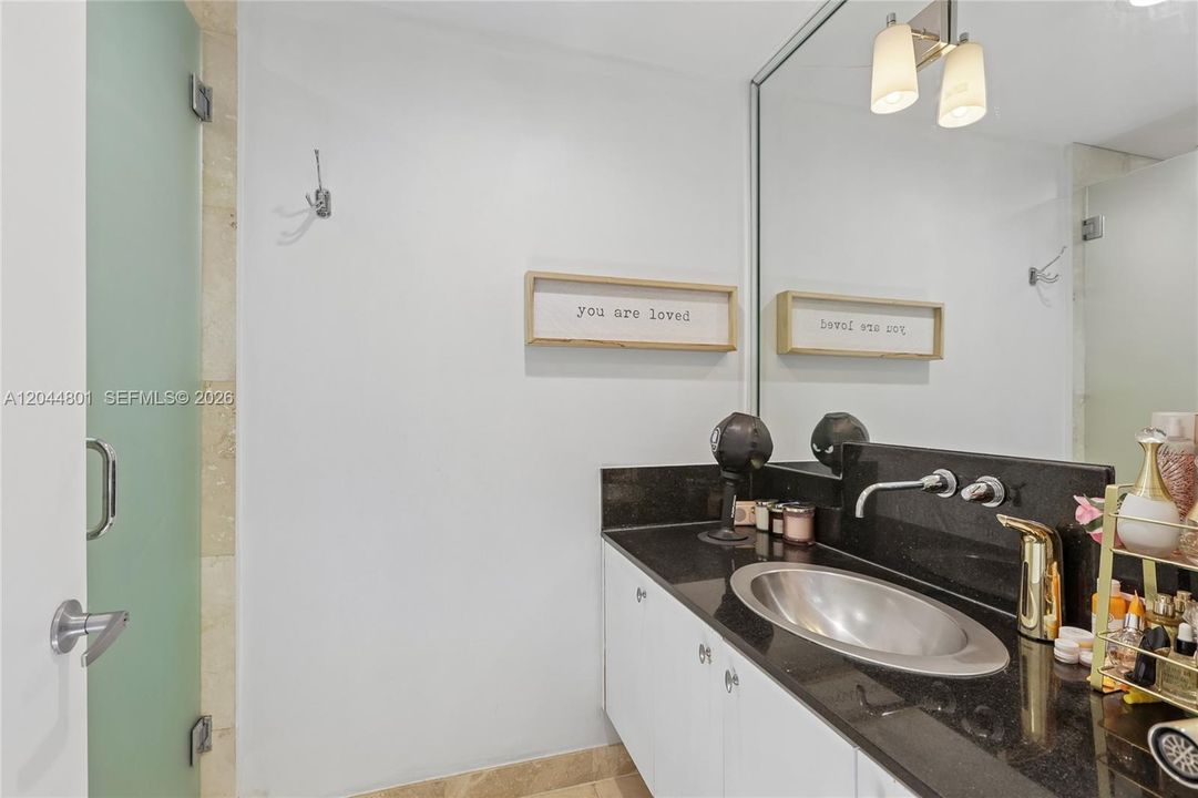 For Sale: $1,150,000 (2 beds, 1 baths, 1100 Square Feet)