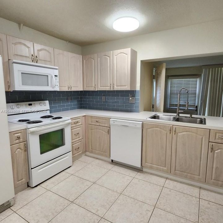 En Venta: $268,500 (2 camas, 2 baños, 1240 Pies cuadrados)