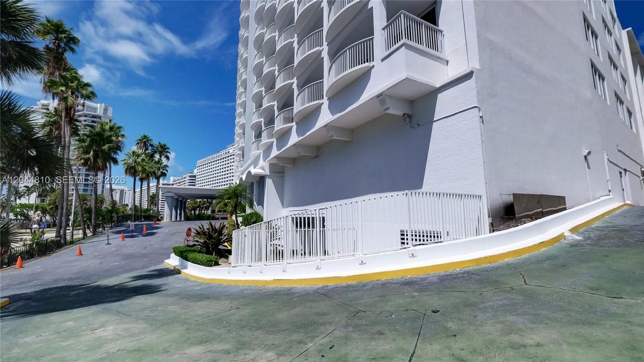 For Rent: $3,150 (1 beds, 1 baths, 980 Square Feet)