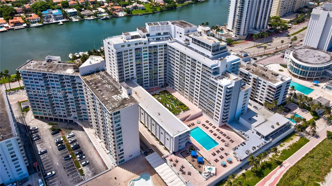 For Rent: $3,150 (1 beds, 1 baths, 980 Square Feet)