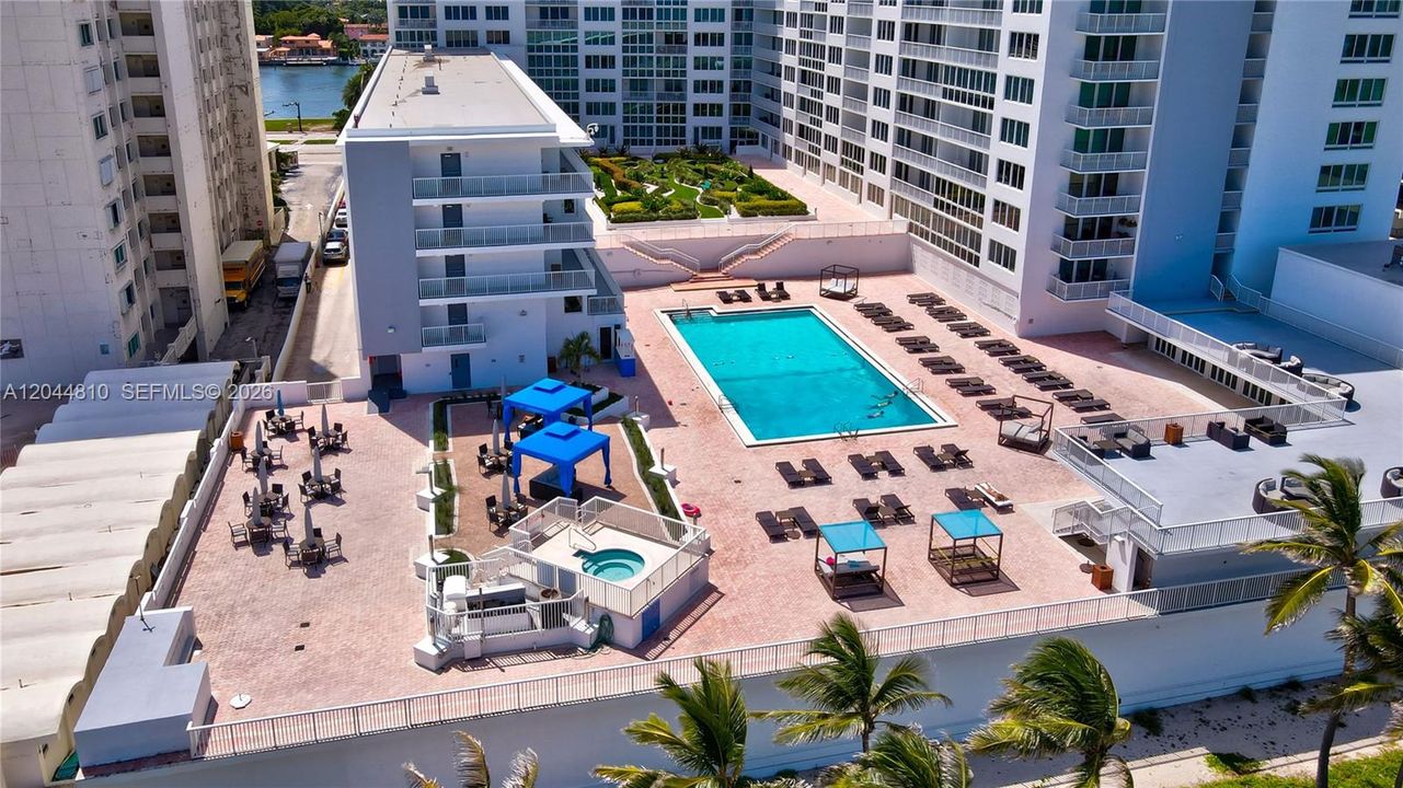 For Rent: $3,150 (1 beds, 1 baths, 980 Square Feet)