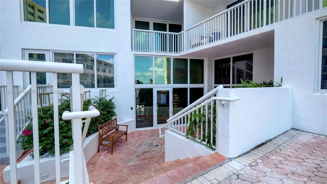 For Rent: $3,150 (1 beds, 1 baths, 980 Square Feet)