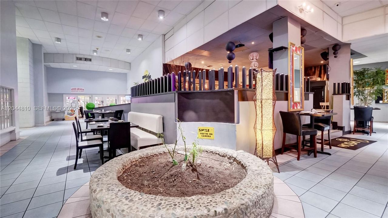 For Rent: $3,150 (1 beds, 1 baths, 980 Square Feet)