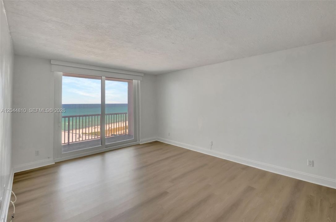 For Rent: $3,150 (1 beds, 1 baths, 980 Square Feet)