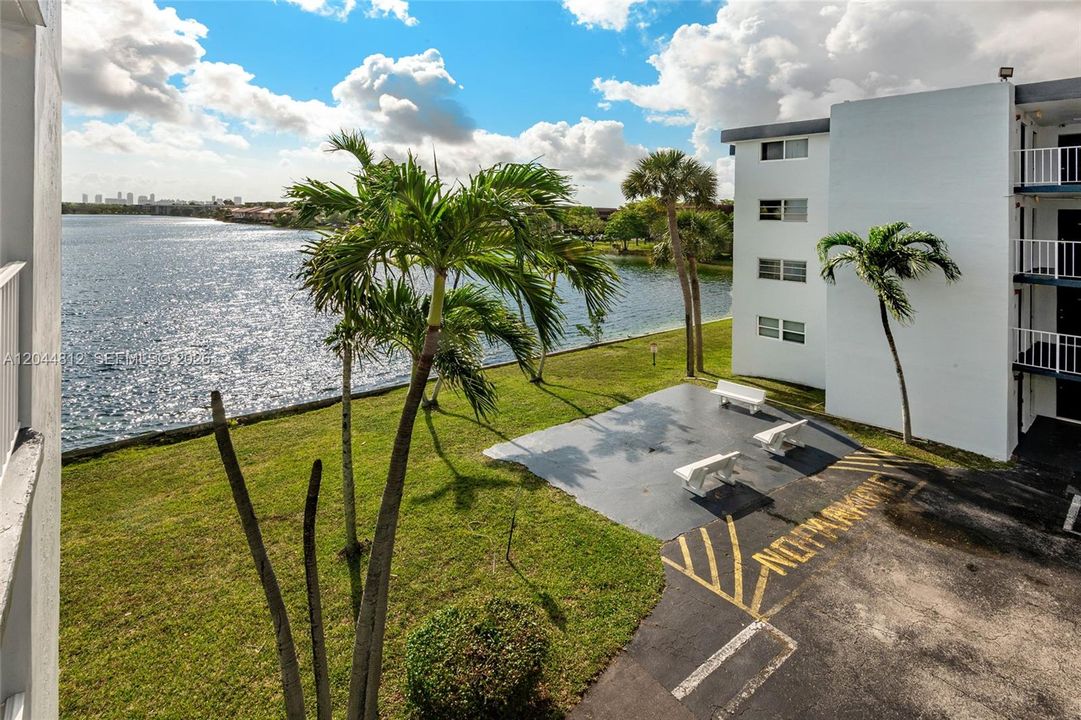 For Rent: $2,200 (2 beds, 2 baths, 952 Square Feet)