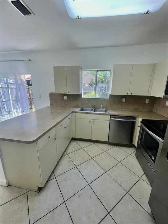 В аренду: $2,800 (3 спален, 2 ванн, 1295 Квадратных фут)