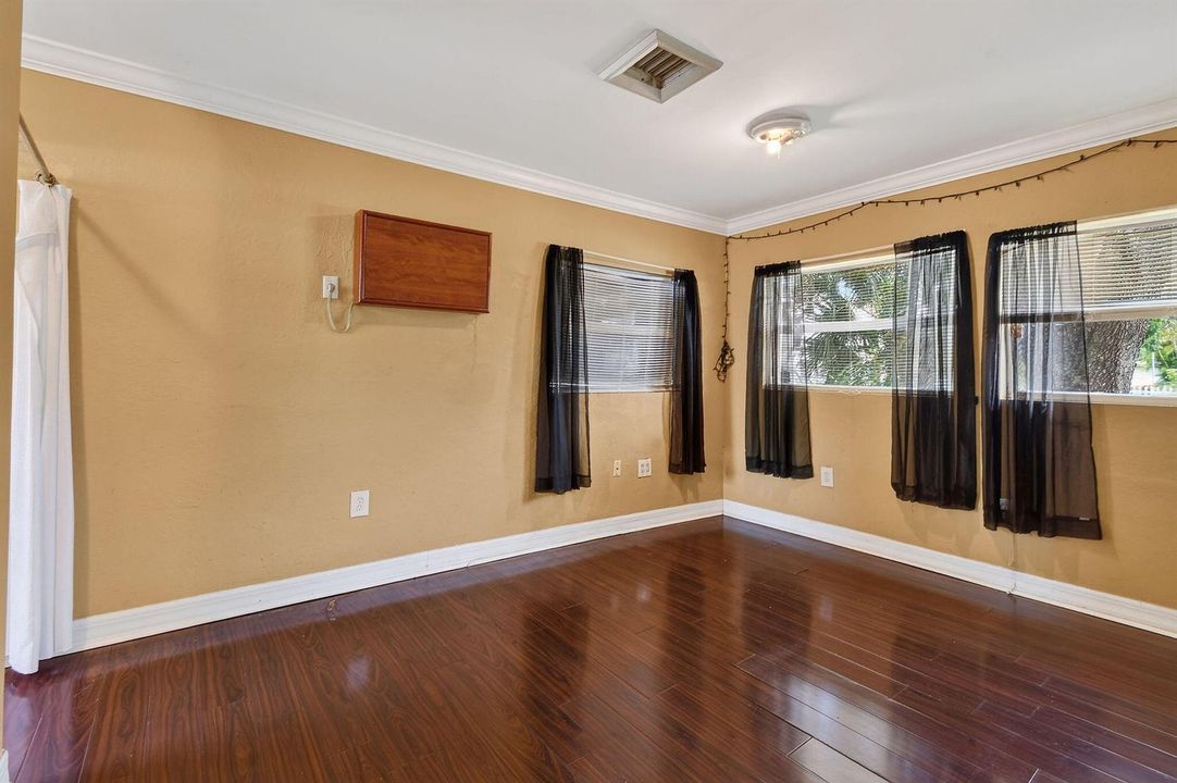 1005SelkirkSt(10)