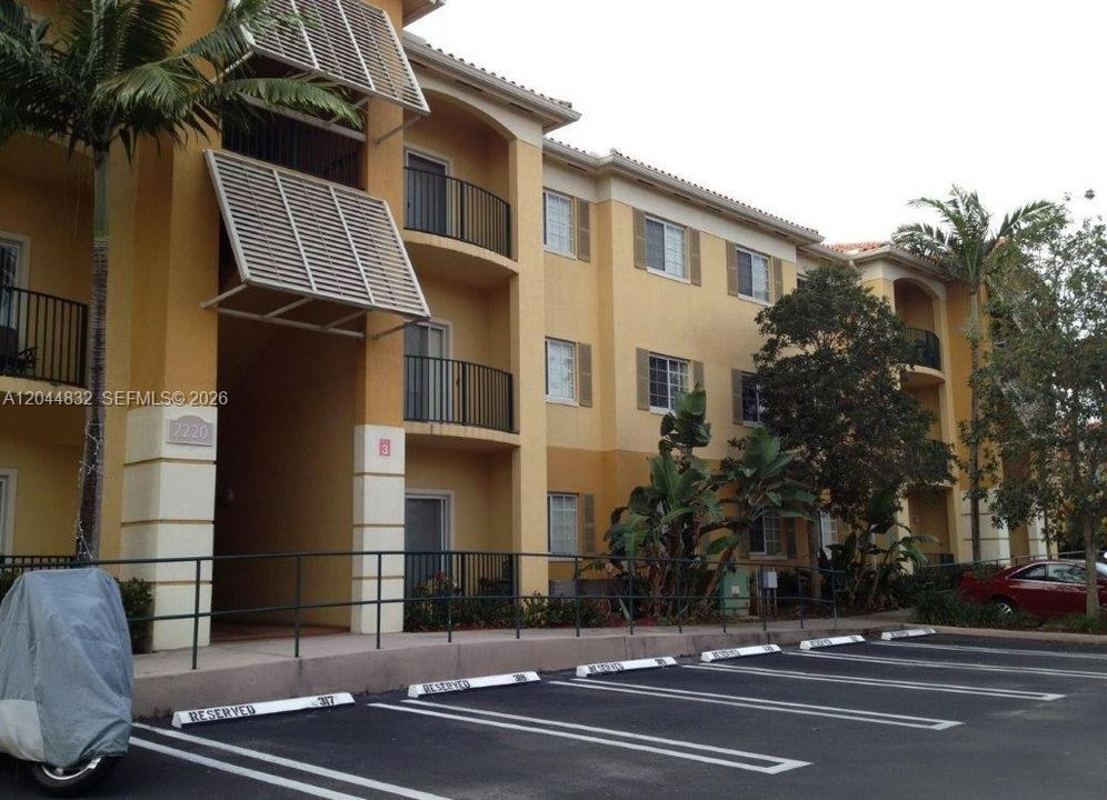 For Rent: $2,400 (2 beds, 2 baths, 910 Square Feet)