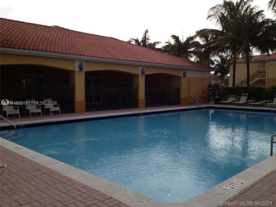 For Rent: $2,400 (2 beds, 2 baths, 910 Square Feet)