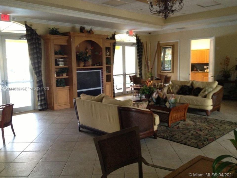 For Rent: $2,400 (2 beds, 2 baths, 910 Square Feet)