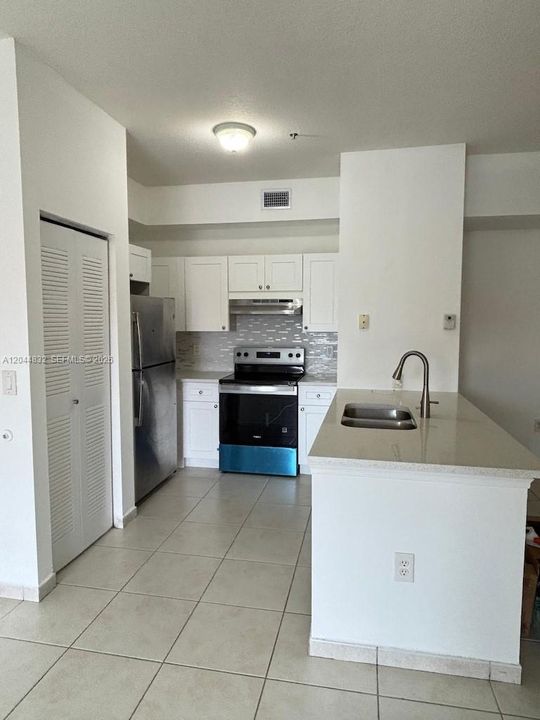 For Rent: $2,400 (2 beds, 2 baths, 910 Square Feet)