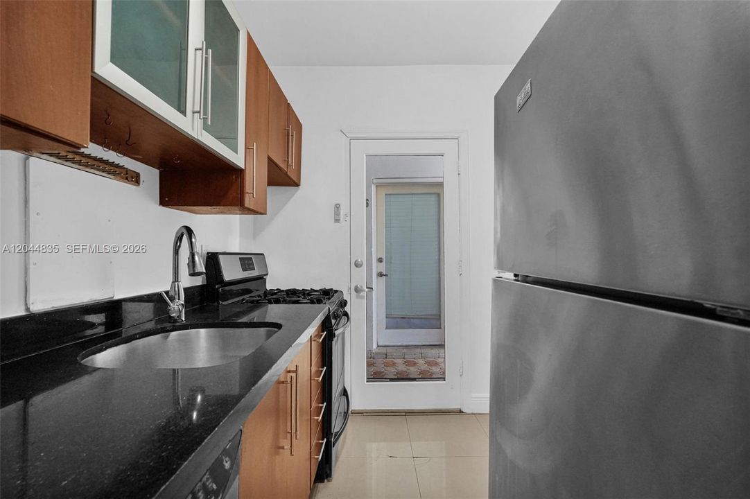For Rent: $1,875 (1 beds, 1 baths, 632 Square Feet)