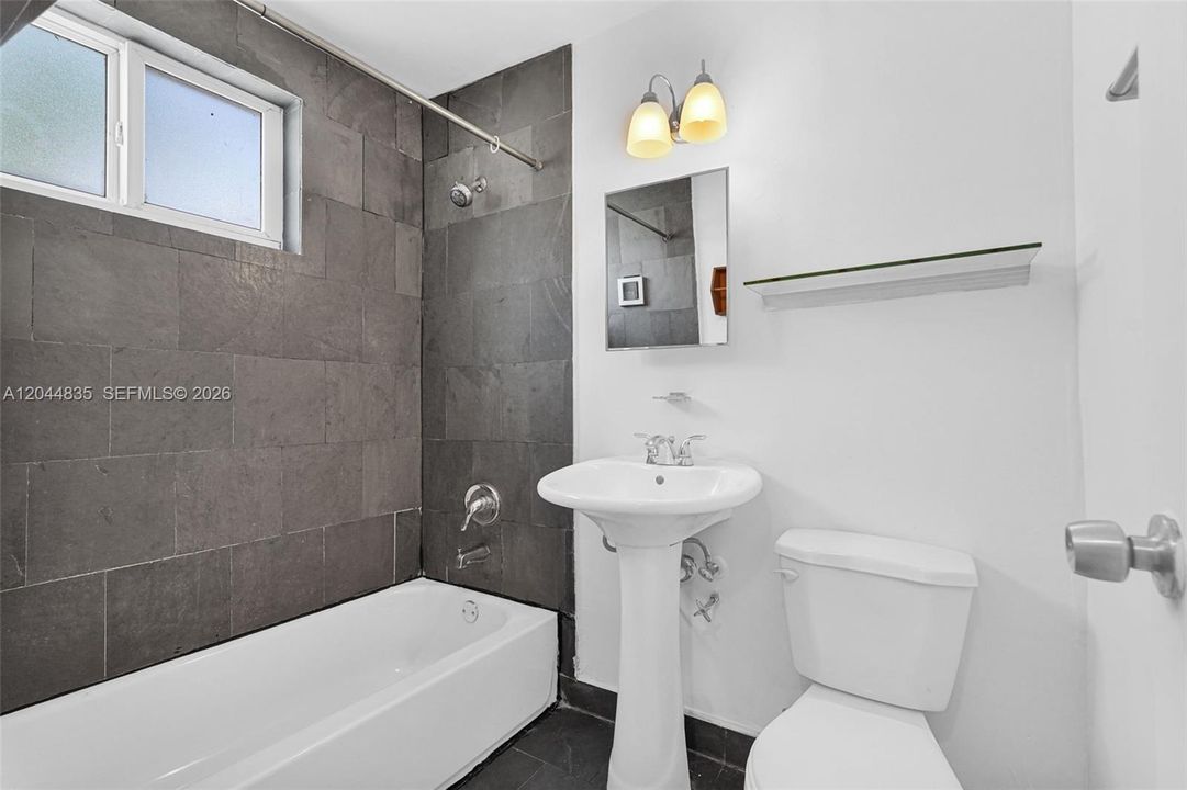 For Rent: $1,875 (1 beds, 1 baths, 632 Square Feet)