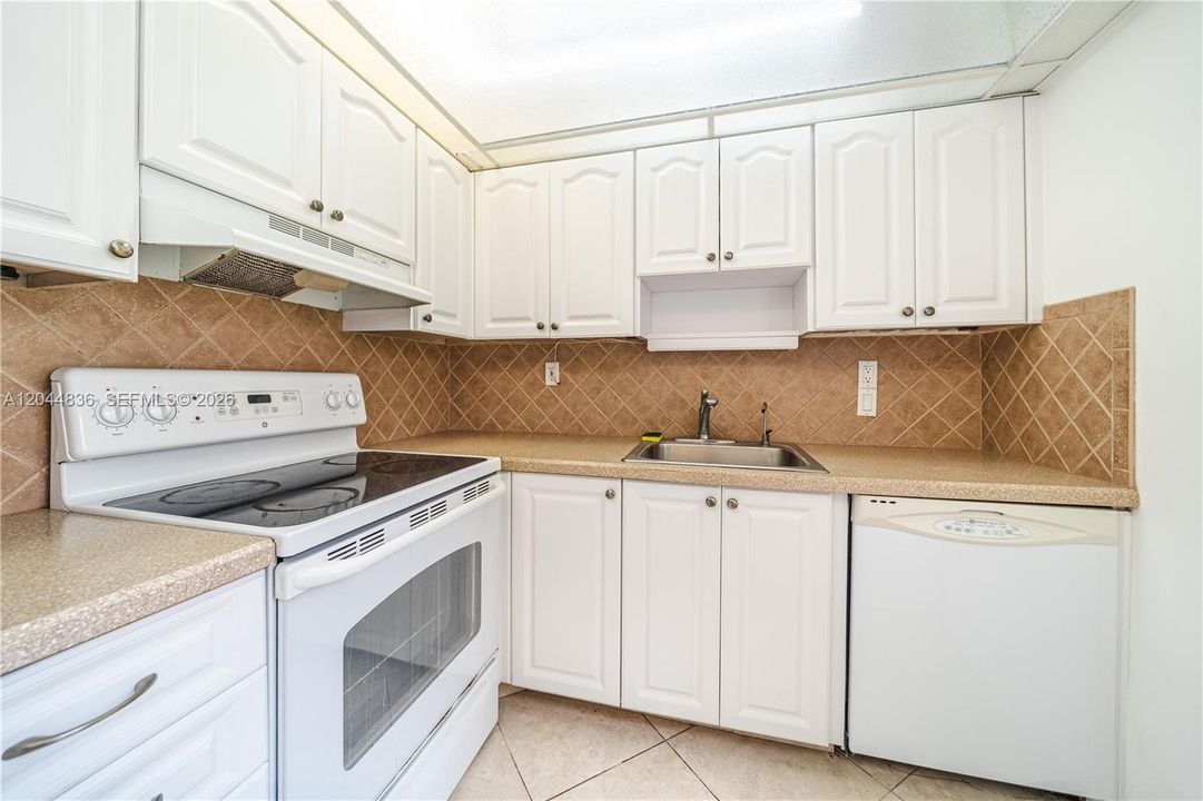 En Venta: $113,900 (2 camas, 2 baños, 907 Pies cuadrados)