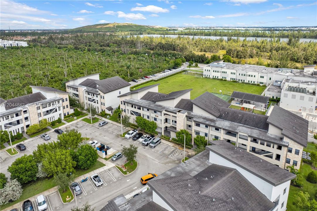 На продажу: $440,000 (2 спален, 2 ванн, 1135 Квадратных фут)