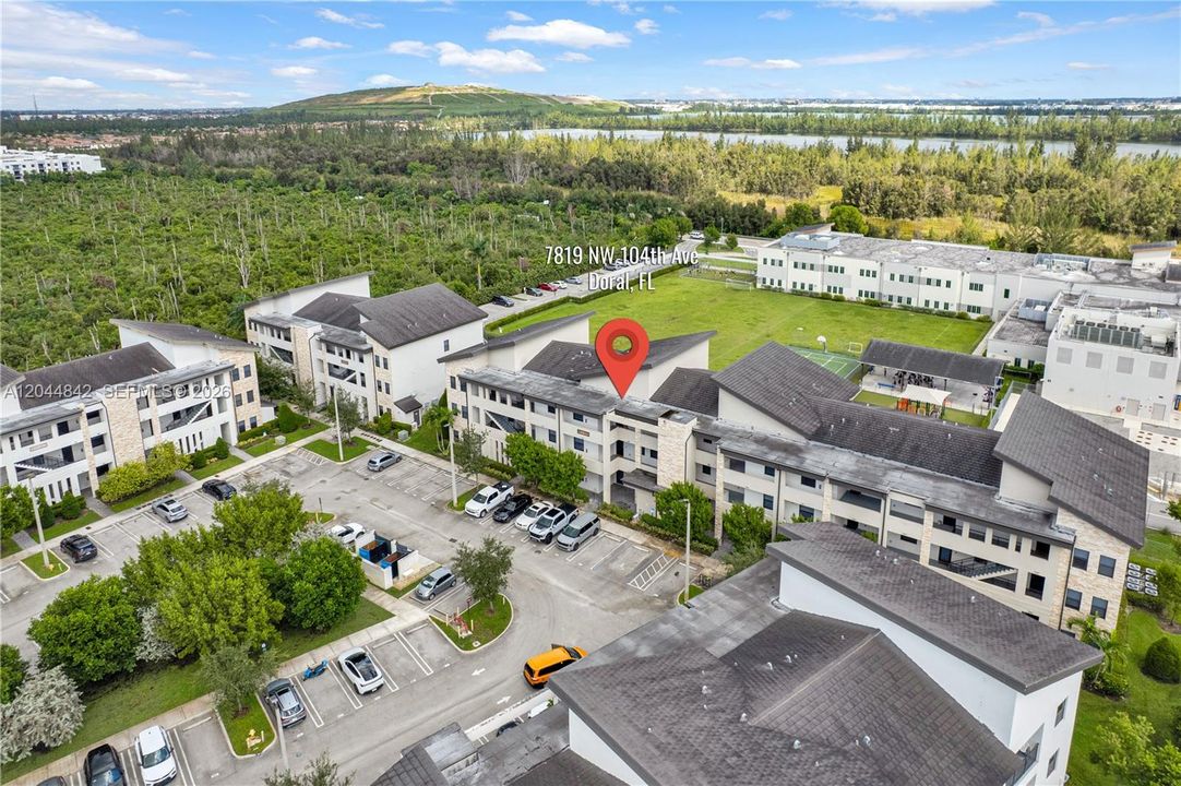 На продажу: $440,000 (2 спален, 2 ванн, 1135 Квадратных фут)