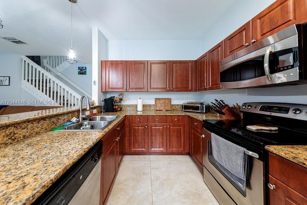 For Sale: $541,900 (3 beds, 2 baths, 1733 Square Feet)
