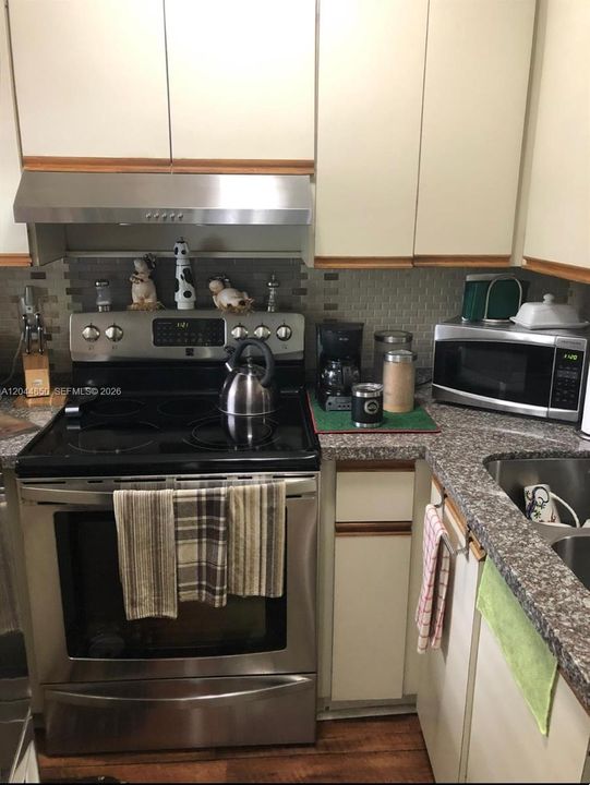For Rent: $3,400 (2 beds, 2 baths, 966 Square Feet)