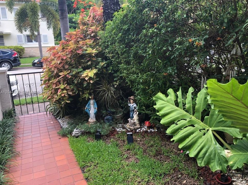 For Rent: $3,400 (2 beds, 2 baths, 966 Square Feet)